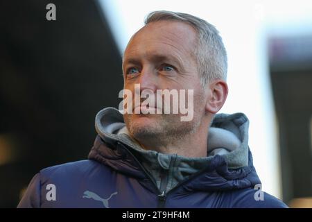 Portsmouth, Royaume-Uni. 25 novembre 2023. Neil Critchley Manager de Blackpool lors du match Sky Bet League 1 Portsmouth vs Blackpool à Fratton Park, Portsmouth, Royaume-Uni, le 25 novembre 2023 (photo de Gareth Evans/News Images) à Portsmouth, Royaume-Uni le 11/25/2023. (Photo Gareth Evans/News Images/Sipa USA) crédit : SIPA USA/Alamy Live News Banque D'Images