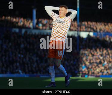 Portsmouth, Royaume-Uni. 25 novembre 2023. Sonny Carey #10 de Blackpool réagit lors du match Sky Bet League 1 Portsmouth vs Blackpool à Fratton Park, Portsmouth, Royaume-Uni, le 25 novembre 2023 (photo de Gareth Evans/News Images) à Portsmouth, Royaume-Uni le 11/25/2023. (Photo Gareth Evans/News Images/Sipa USA) crédit : SIPA USA/Alamy Live News Banque D'Images