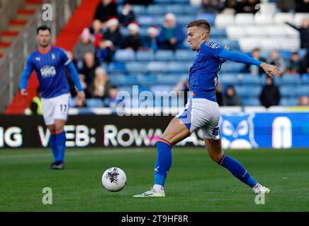 Mark Kitching du Oldham Athletic Association football Club lors du match de la Ligue nationale de Vanarama entre Oldham Athletic et Ebbsfleet United à Boundary Park, Oldham le samedi 25 novembre 2023. (Photo : Thomas Edwards | MI News) crédit : MI News & Sport / Alamy Live News Banque D'Images