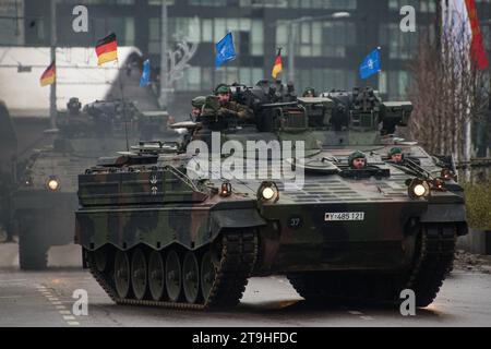 Vilnius, Lituanie. 25 novembre 2023. Les véhicules de combat de l'infanterie allemande Marder participent à un défilé militaire lors de la Journée des forces armées à Vilnius. La Journée des forces armées honore le rétablissement des forces armées lituaniennes le 23 novembre 1918. La parade militaire commémorant cette fête a lieu cette année le 25 novembre à Vilnius. L'armée lituanienne et les alliés des pays de l'OTAN ont pris part au défilé, totalisant environ 1 400 personnes et 100 pièces d'équipement militaire. Crédit : SOPA Images Limited/Alamy Live News Banque D'Images