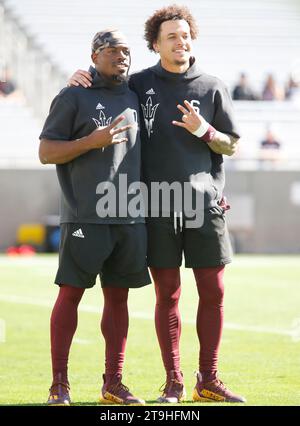 Tempe, Arizona, États-Unis. 25 novembre 2023. Le receveur Wide Giovanni Sanders (6) des Arizona State Sun Devils et le receveur Wide Melquan Stovall (7) des Arizona State Sun Devils posent avant le match de football de la NCAA entre l'Université de l'Arizona et l'Université de l'Arizona au Mountain America Stadium de Tempe, Arizona. Michael Cazares/CSM (image de crédit : © Michael Cazares/Cal Sport Media). Crédit : csm/Alamy Live News Banque D'Images