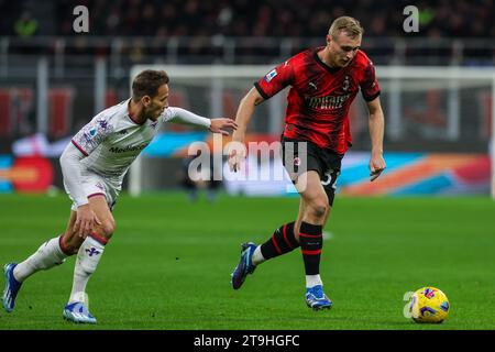 Milan, Italie. 25 novembre 2023. Tommaso Pobega de l'AC Milan concourt pour le ballon avec Arthur Melo de l'ACF Fiorentina lors du match de football Serie A 2023/24 entre l'AC Milan et ACF Fiorentina au stade San Siro, Milan, Italie le 25 novembre 2023 Credit : Independent photo Agency/Alamy Live News Banque D'Images