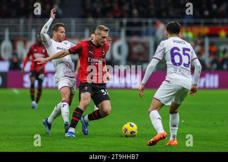 Milan, Italie. 25 novembre 2023. Tommaso Pobega de l'AC Milan concourt pour le ballon avec Arthur Melo de l'ACF Fiorentina lors du match de football Serie A 2023/24 entre l'AC Milan et ACF Fiorentina au stade San Siro, Milan, Italie le 25 novembre 2023 Credit : Independent photo Agency/Alamy Live News Banque D'Images