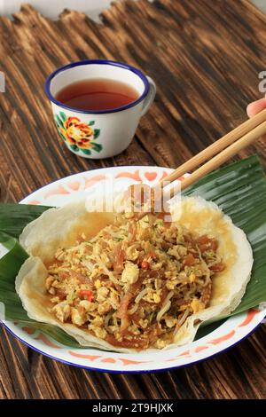 Lumpia Basah Bandung, un en-cas populaire de cuisine traditionnelle de rue à base d'un mince Wrapper avec un Saute Spicy Bean Sprout et un Sprout de bambou, ajouter avec Sticky Banque D'Images