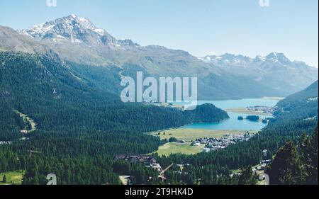 Vue aérienne de la ville St. Morirz et le lac, le jour ensoleillé d'été, surplombent la vallée de l'Engadin en été avec le lac Silvaplana, Suisse. Banque D'Images