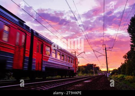 08-19-2015 Novosibirsk , Russie train local d'été (train électrique) en Russie part pour le coucher du soleil en Sibérie (Irkoutsk, Novosibirsk, Krasnoyarsk Khab Banque D'Images