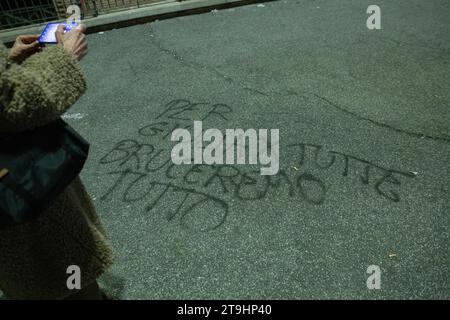 Rome, Italie. 25 novembre 2023. Une femme photographie avec son téléphone portable une inscription dédiée à Giulia Cecchettin au Circus Maximus à Rome (image de crédit : © Matteo Nardone/Pacific Press via ZUMA Press Wire) À USAGE ÉDITORIAL SEULEMENT! Non destiné à UN USAGE commercial ! Banque D'Images