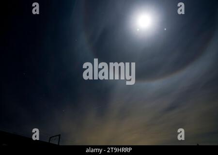 Hertford, Royaume-Uni 25 novembre 2023. Un halo lunaire, une illusion d'optique qui provoque un anneau autour de la lune. Les phénomènes naturels causés par la glace dans l'atmosphère. Le halo lunaire a été vu à Hertford, Royaume-Uni. Andrew Steven Graham/Alamy Live News Banque D'Images