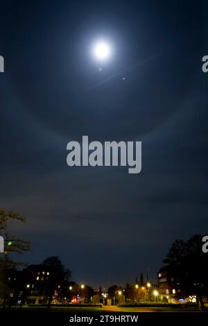 Welwyn Garden City, Royaume-Uni 25 novembre 2023. Un halo lunaire, une illusion d'optique qui provoque un anneau autour de la lune. Les phénomènes naturels causés par la glace dans l'atmosphère. Le halo lunaire a été vu à Welwyn Garden City, Royaume-Uni. Andrew Steven Graham/Alamy Live News Banque D'Images