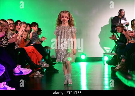 Studio Society, Londres, Royaume-Uni. 253 novembre 2023. Lauréat du prix fierté de la Grande-Bretagne - Ravi rêve d'un avenir meilleur pour les enfants atteints de tumeurs cérébrales, il a choisi un thème de l'avenir pour son incursion dans la mode! La piste présente des enfants vivant avec des tumeurs cérébrales, portant des objets étonnants et prouvant que leurs tumeurs ne les définissent pas. Vous pouvez faire un don à https://www.givewheel.com/fundraising/1614/ravis-dream/ crédit : Voir Li/Picture Capital/Alamy Live News Banque D'Images