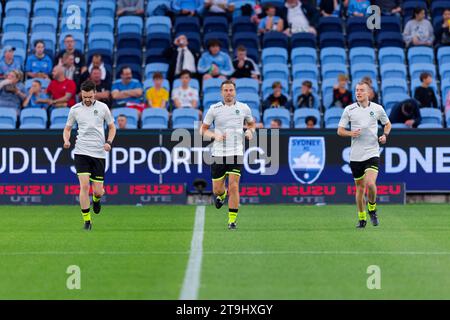 Sydney, Australie. 25 novembre 2023. Les arbitres de match se réchauffent avant la Rd5 masculine de La A-League entre le Sydney FC et les Wanderers au stade Allianz le 25 novembre 2023 à Sydney, Australie Credit : IOIO IMAGES/Alamy Live News Banque D'Images
