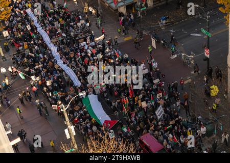 Seattle, États-Unis. 25 novembre 2023. Des manifestants pro-Palestine marchent sur Pine Street avec des cercueils de fortune. Des militants se rassemblent depuis des semaines pour perturber la circulation et les achats en appelant à un cessez-le-feu à Gaza. Des rassemblements et des manifestations ont eu lieu dans le monde entier après le récent chaos qui a englouti Gaza. Crédit : James Anderson/Alamy Live News Banque D'Images