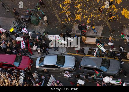 Seattle, États-Unis. 25 novembre 2023. Des manifestants pro-Palestine marchent sur Pine Street avec des cercueils de fortune. Des militants se rassemblent depuis des semaines pour perturber la circulation et les achats en appelant à un cessez-le-feu à Gaza. Des rassemblements et des manifestations ont eu lieu dans le monde entier après le récent chaos qui a englouti Gaza. Crédit : James Anderson/Alamy Live News Banque D'Images