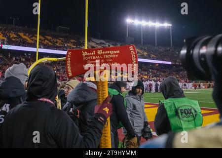 Minneapolis, Minnesota, États-Unis. 25 novembre 2023. Le trophée Paul Bunyan axe attend sur la touche lors de la seconde moitié des Golden Gophers du Minnesota contre les Badgers du Wisconsin au Huntington Bank Stadium à Minneapolis, Minnesota, le samedi 25 novembre 2023. (Image de crédit : © Steven Garcia/ZUMA Press Wire) USAGE ÉDITORIAL SEULEMENT! Non destiné à UN USAGE commercial ! Banque D'Images