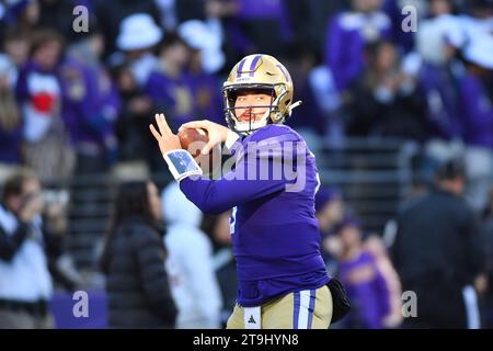 Seattle, WA, États-Unis. 25 novembre 2023. Le quarterback des Washington Huskies Dylan Morris (5) avant le match de football de la NCAA entre les Washington State Cougars et les Washington Huskies au Husky Stadium de Seattle, WA. Steve Faber/CSM/Alamy Live News Banque D'Images