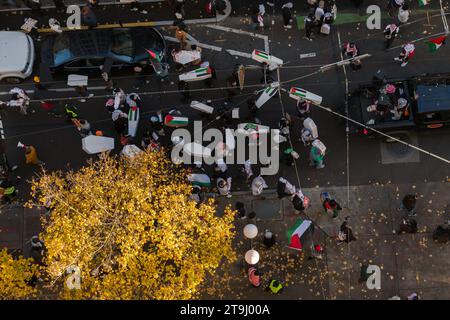 Seattle, États-Unis. 25 novembre 2023. Des manifestants pro-Palestine marchent sur Pine Street avec des cercueils de fortune. Des militants se rassemblent depuis des semaines pour perturber la circulation et les achats en appelant à un cessez-le-feu à Gaza. Des rassemblements et des manifestations ont eu lieu dans le monde entier après le récent chaos qui a englouti Gaza. Crédit : James Anderson/Alamy Live News Banque D'Images