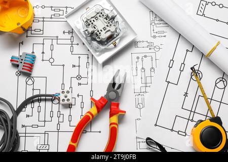 Différents équipements d'électricien et pinces sur les schémas de câblage, pose à plat Banque D'Images