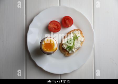 Petit déjeuner avec œuf dur sur une table en bois blanc, vue de dessus Banque D'Images