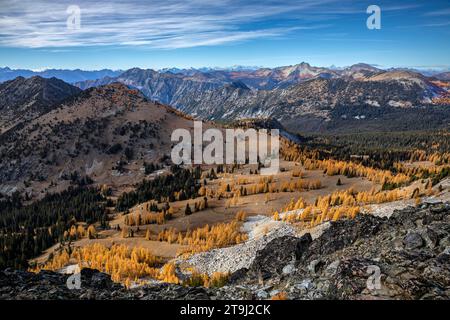 WA23775-00...WASHINGTON - vue de la prairie couverte de mélèze et des Cascades du Nord depuis le sommet de l'escalier d'Ange ; forêt nationale d'Okanogan. Banque D'Images