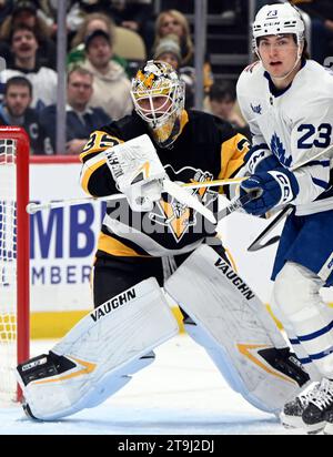 Pittsburgh, États-Unis. 25 novembre 2023. Le gardien des Penguins de Pittsburgh Tristan Jarry (35) et les Maple Leafs de Toronto Matthew Knies (23) en première période au PPG Paints Arena de Pittsburgh le samedi 25 novembre 2023. L’aile gauche des Maple Leafs de Toronto Matthew Knies (23) marque quelques instants plus tard. Photo de Archie Carpenter/UPI. Crédit : UPI/Alamy Live News Banque D'Images