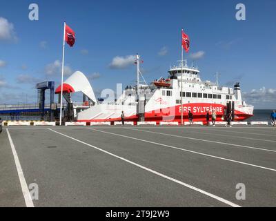 Sylt, Allemagne - 21 août 2023 : vue du ferry à la mer du Nord avec des voitures et des gens sur le pont, prêt pour le départ Banque D'Images