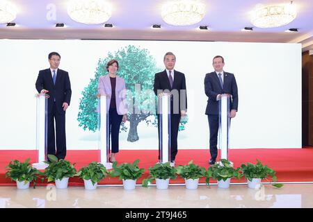 Pékin, Chine. 24 novembre 2023. Le ministre chinois des Affaires étrangères Wang Yi et la ministre française de l’Europe et des Affaires étrangères Catherine Colonna assistent conjointement à la cérémonie de lancement du centre Chine-France pour la neutralité carbone à Pékin, capitale de la Chine, le 24 novembre 2023. Crédit : Liu Bin/Xinhua/Alamy Live News Banque D'Images