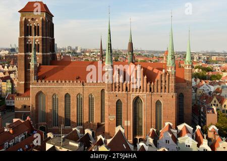 Église de la basilique Marie vue surélevée sur la ville principale de Gdansk maisons et toits vus de la mairie principale, Gdansk, Pologne, Europe Banque D'Images