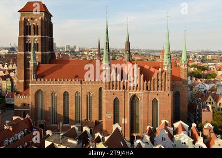 Vue surélevée sur St. L'église Basilique de Marie et la ville principale de Gdansk maisons et toits comme vu de la mairie principale, Gdansk, Pologne, Europe Banque D'Images