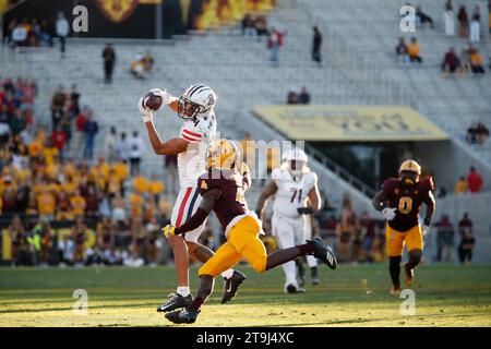 Tempe, Arizona, États-Unis. 25 novembre 2023. Le Wide Receiver Tetairoa McMillan (4) des Wildcats de l'Arizona participe à un match de football de la NCAA entre l'Université de l'Arizona et l'Université d'État de l'Arizona au Mountain America Stadium de Tempe, Arizona. Michael Cazares/CSM/Alamy Live News Banque D'Images