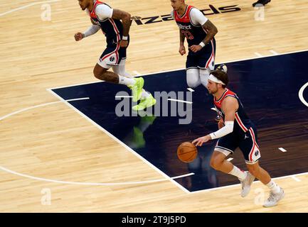 Washington, États-Unis. 25 novembre 2023. WASHINGTON, DC - 25 NOVEMBRE : l'attaquant Corey Kispert (24) des Washington Wizards à l'attaque lors d'un match NBA entre les Washington Wizards et les Hawks d'Atlanta, le 25 novembre 2023, à Capital One Arena, à Washington, DC. (Photo de Tony Quinn/SipaUSA) crédit : SIPA USA/Alamy Live News Banque D'Images