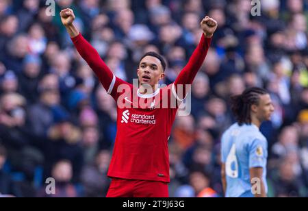 Manchester, Royaume-Uni. 26 novembre 2023. Trent Alexander-Arnold de Liverpool célèbre après avoir marqué le but égalisateur lors du match de Premier League anglaise entre Manchester City et Liverpool à Manchester, en Grande-Bretagne, le 25 novembre 2023. Crédit : Xinhua/Alamy Live News Banque D'Images