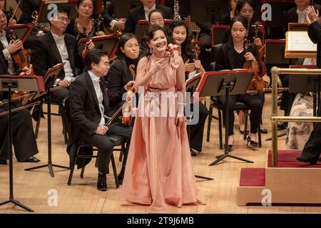 New York, Carnegie Hall à New York. 24 novembre 2023. Song Yuanming, soprano du Conservatoire central de musique de Pékin, en Chine, se produit au Carnegie Hall de New York, aux États-Unis, le 24 novembre 2023. Les artistes du principal orchestre symphonique chinois sont revenus ici vendredi soir après une pause provoquée par le COVID et ont gagné le cœur de plus d'un millier de membres du public avec leurs compositions de première mondiale. POUR ALLER AVEC «Feature : l'orchestre symphonique chinois gagne des applaudissements avec une performance remplie de première à New York» crédit : Michael Violago/Xinhua/Alamy Live News Banque D'Images