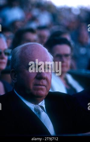 FL - MARS 1956 : le président de la Ligue nationale Warren C. Giles (1896-1979) regarde un match d'entraînement de printemps MLB vers mars 1956 en Floride. (Photo de Hy Peskin) *** Légende locale *** Warren C. Giles Banque D'Images