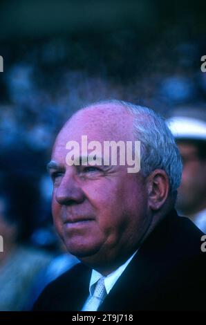 FL - MARS 1956 : le président de la Ligue nationale Warren C. Giles (1896-1979) regarde un match d'entraînement de printemps MLB vers mars 1956 en Floride. (Photo de Hy Peskin) *** Légende locale *** Warren C. Giles Banque D'Images