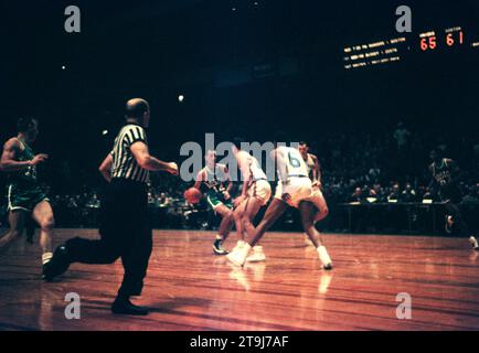 NEW YORK, NY - 25 OCTOBRE : Bob Cousy #14 des Celtics de Boston dribble lors d'un match NBA contre les Knicks de New York le 25 octobre 1958 au Madison Square Garden à New York. (Photo de Hy Peskin) *** Légende locale *** Bob Cousy Banque D'Images