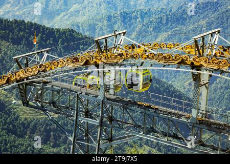 Téléphérique pour Surkanda Devi temple près de kanatal, uttarakhand, Inde Banque D'Images