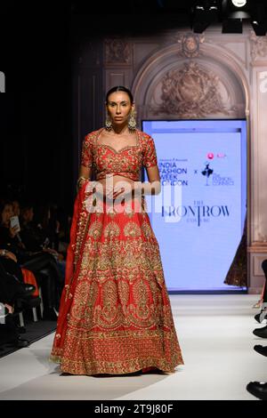 Londres, Royaume-Uni, le 25 novembre 2023, Indian Fashion week London a lieu à Hammersmith le 25 novembre 2023. Mettant en vedette divers créateurs de mode indiens, ces créations sont par The Front Row Couture., Andrew Lalchan Photography/Alamy Live News Banque D'Images