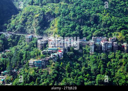 Vue sur la montagne à la station de montagne de Mussourie, Uttarakhand, Inde Banque D'Images