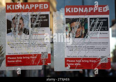 Londres, Royaume-Uni. 25 novembre 2023. Un dépliant « kidnappé » montrant des otages israéliens enlevés par le Hamas est vu dans le centre de Londres pendant la manifestation. Les gens sont descendus dans les rues de Londres pour réclamer un cessez-le-feu permanent à Gaza. Crédit : SOPA Images Limited/Alamy Live News Banque D'Images