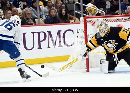 Pittsburgh, États-Unis. 25 novembre 2023. Le gardien des Penguins de Pittsburgh Tristan Jarry (35) enlève la rondelle de l’aile droite des Maple Leafs de Toronto Mitchell Marner (16) lors de la troisième période de la victoire du Pens 3-2 contre les Maple Leafs de Toronto au PPG Paints Arena de Pittsburgh le samedi 25 novembre 2023. Photo de Archie Carpenter/UPI. Crédit : UPI/Alamy Live News Banque D'Images