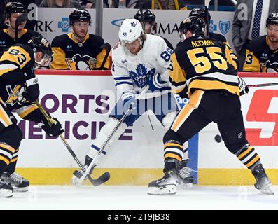 Pittsburgh, États-Unis. 25 novembre 2023. L'aile gauche des Penguins de Pittsburgh Matt Nieto (83) et le centre des Penguins de Pittsburgh Noel Acciari (55) débarrasse la rondelle de l'aile droite des Maple Leafs de Toronto William Nylander (88) lors des dernières minutes de la troisième période de la victoire du Pens 3-2 au PPG Paints Arena de Pittsburgh le samedi 25 novembre, 2023. Photo de Archie Carpenter/UPI. Crédit : UPI/Alamy Live News Banque D'Images