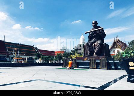 Bangkok, Thaïlande - 21 novembre 2023 : la statue de Somdet Phra Buddhacarya à Brahmaramsi ou Somdet To, l'un des plus grands moines de l'histoire du c Banque D'Images