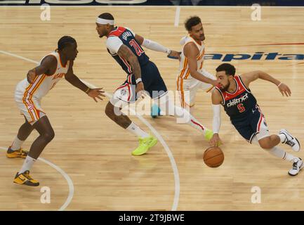 Washington, États-Unis. 25 novembre 2023. WASHINGTON, DC - 25 NOVEMBRE : le gardien des Wizards de Washington Tyus Jones (5) est à l'attaque lors d'un match NBA entre les Wizards de Washington et les Hawks d'Atlanta, le 25 novembre 2023, à Capital One Arena, à Washington, DC. (Photo de Tony Quinn/SipaUSA) crédit : SIPA USA/Alamy Live News Banque D'Images