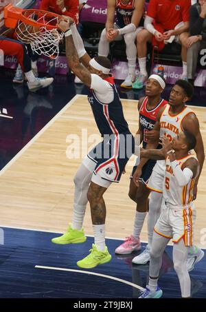 Washington, États-Unis. 25 novembre 2023. WASHINGTON, DC - 25 NOVEMBRE : le centre des Wizards de Washington Daniel Gafford (21) pour un panier lors d'un match NBA entre les Wizards de Washington et les Hawks d'Atlanta, le 25 novembre 2023, à Capital One Arena, à Washington, DC. (Photo de Tony Quinn/SipaUSA) crédit : SIPA USA/Alamy Live News Banque D'Images