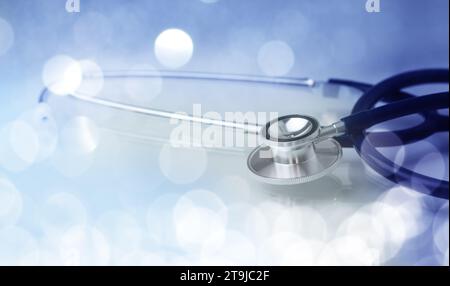 Stéthoscope médical sur fond abstrait lumineux Banque D'Images