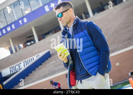 Houston, Texas, États-Unis. 25 novembre 2023. Le directeur général des Texans de Houston, Nick Caserio, observe les activités d'avant-match pendant le match de football de la NCAA entre les Florida Atlantic Owls et les Rice Owls au Rice Stadium de Houston, Texas. Rice bat Florida Atlantic 24-21. Prentice C. James/CSM/Alamy Live News Banque D'Images