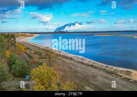 24 novembre 2023, Brandenburg, Cottbus : vue sur la mer Baltique Cottbus nouvellement créée (vue aérienne avec un drone). Selon l’opérateur Leag, le Cottbus Baltic Sea a atteint un nouveau record de remplissage lors de ses inondations. Actuellement, 3,8 mètres cubes d'eau par seconde s'écoulent de la Spree dans le lac, qui devrait devenir le plus grand plan d'eau artificiel en Allemagne. Le lac a maintenant atteint un niveau d'eau maximum de 58,7 mètres au-dessus du niveau de la mer. La mer Baltique, ancienne mine à ciel ouvert, aura un jour une surface d'eau de près de 19 kilomètres carrés. (À dpa 'Cottbuse Banque D'Images