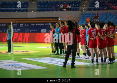 Santander, Espagne. 25 novembre 2023. Santander, Espagne, le 25 novembre 2023 : l'équipe japonaise écoute l'hymne de son pays lors de la 2e Journée du Tournoi international féminin espagnol 2023 entre la Serbie et le Japon, le 25 novembre 2023, au Palacio de los Deportes de Santander, à Santander, en Espagne. (Photo Alberto Brevers/Pacific Press) crédit : Pacific Press Media production Corp./Alamy Live News Banque D'Images