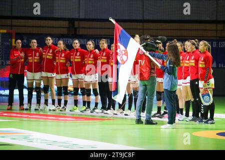 Santander, Espagne. 25 novembre 2023. Santander, Espagne, le 25 novembre 2023 : l'équipe serbe écoute l'hymne de son pays lors de la 2e Journée du Tournoi international féminin espagnol 2023 entre la Serbie et le Japon, le 25 novembre 2023, au Palacio de los Deportes de Santander, à Santander, en Espagne. (Photo Alberto Brevers/Pacific Press) crédit : Pacific Press Media production Corp./Alamy Live News Banque D'Images