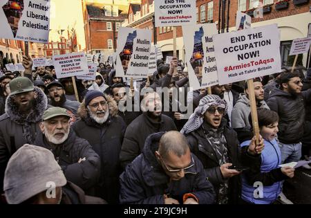 Londres, Royaume-Uni. 25 novembre 2023. Les supporters se rassemblent pour écouter les orateurs et offrir leur soutien avec des pancartes et de la voix. Hizb ut-Tahrir organise une manifestation statique face à l'ambassade égyptienne appelant les armées musulmanes à sauver le peuple palestinien. Les conditions de l'article 14 de la Loi sur l'ordre public signifient qu'ils ne peuvent pas quitter Balfour Mews. Hizb ut-Tahrir affirme son objectif comme l'unification de toutes les terres musulmanes au fil du temps dans un État islamique unitaire ou un califat et la mise en œuvre de la charia à l'échelle mondiale. Crédit : SOPA Images Limited/Alamy Live News Banque D'Images